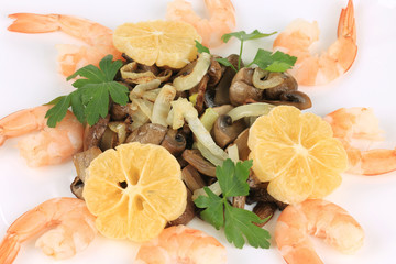 Shrimp salad with lemons and mushrooms.