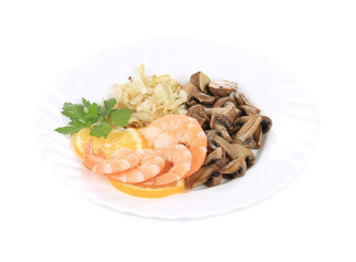 Shrimp salad with lemons and mushrooms.
