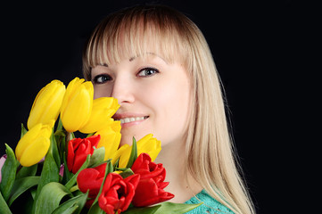 Obraz na płótnie Canvas Beautiful attractive woman with colorful bouquet of fresh spring