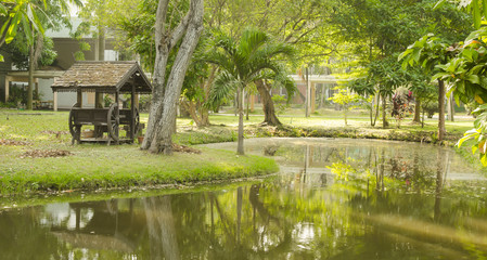 Obraz premium bench in the autumn park
