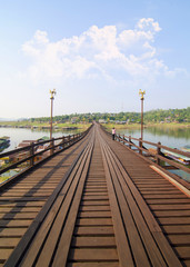 Naklejka premium Wood bridge with river and mountain in Kanchanaburi Thailand