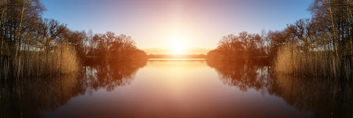 Fotobehang Prachtig lentezonsopganglandschap over meer met reflecties en © veneratio