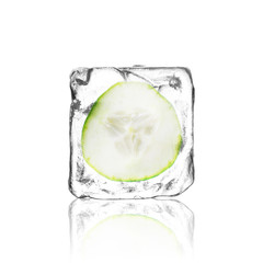 Gurkenscheibe im Eiswürfel