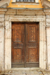 Fototapeta na wymiar Holztür als Eingang zur Wallfahrtskirche Frauenberg