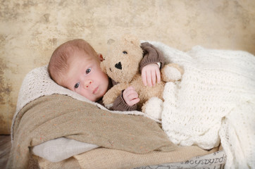 Baby mit Teddy