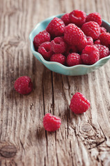 Himbeeren auf rustikalem Holz