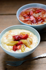 Soja-Vanille-Milchreis mit Erdbeer-Rhabarberkompott und Zimt