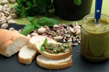 Crostino al pesto di pistacchi