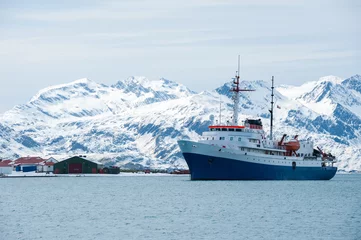 Fototapeten Kreuzfahrtschiff in der Antarktis © ykumsri