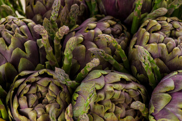 Obraz premium Particolare di cestino di vimini con carciofi ed asparagi