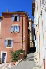 Fototapeta na wymiar Rue Christine i wieża zegarowa w Aubagne