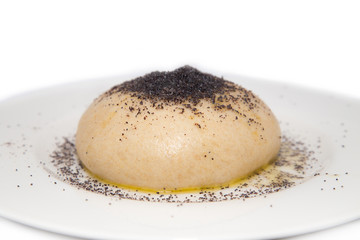 Gerknödel vor weißem Hintergrund