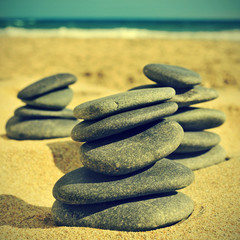 Fototapeta na wymiar kamienie na plaży, z efektem retro