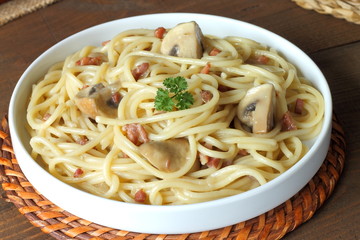 Noodles with mushrooms and prosciutto