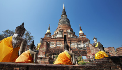 Fototapeta na wymiar many old buddha and old pagoda in thailand