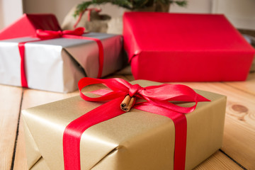 geschenke vor dem weihnachtsbaum