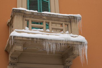 Ghiaccioli sul terrazzo stalattiti e candele di ghiaccio inverno