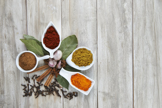 Flor de especias sobre la mesa de la cocina