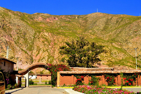 Entrada de una antigua casa colonial. Per&uacute;