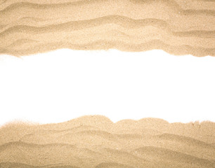 Fototapeta na wymiar Rozpraszanie piaszczysta plaża wyizolowanych na białym tle