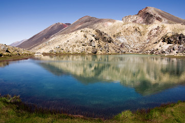 Fototapeta na wymiar Lac émeraude au pied du volcan