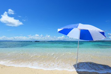 野甫島の美しい珊瑚の海と夏空