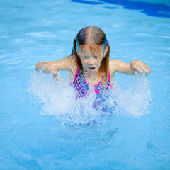 Fototapeta na wymiar little girl in the swimming pool