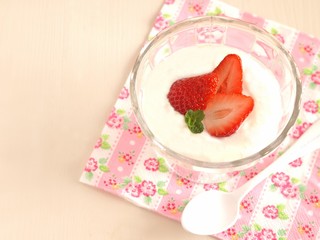 苺を添えたヨーグルト