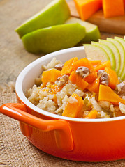 Oatmeal with pumpkin, apples, nuts and honey