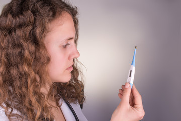 Obraz premium Medical female doctor with thermometer