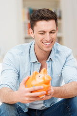junger mann mit sparschwein