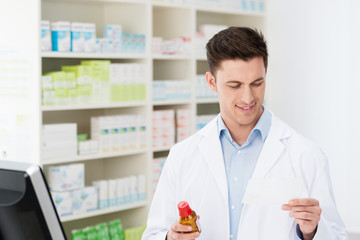 apotheker kontrolliert rezept