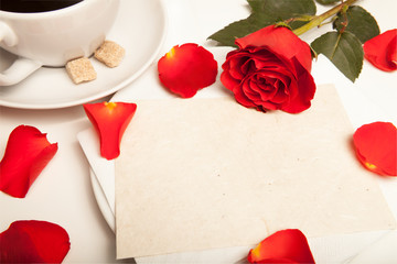 rote rose und blanko postkarte