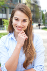 Fototapeta premium Portrait einer lachenden blonden Frau im Freien