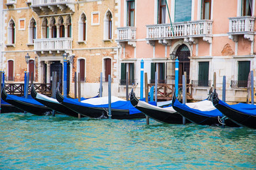 Fototapeta na wymiar Black and Blue Gondolas Along Venice Canal