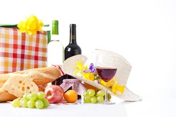 Rolgordijnen picknickmand met fles wijn, fruit, brood en zomerhoed © lusia83