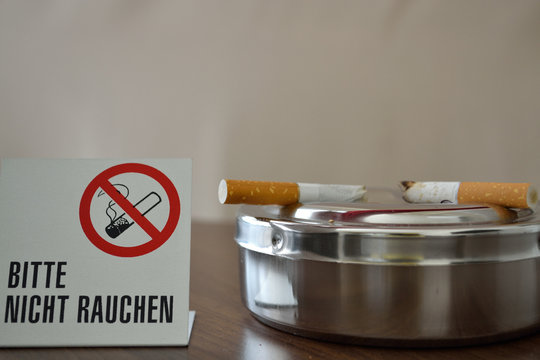 Zigaretten am Aschenbecher