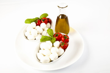 Prodotti tipici italiani come mozzarella,pomodoro,olio d'oliva