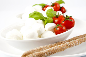Antipasto di mozzarelle,pomodorini,basilico e grissini