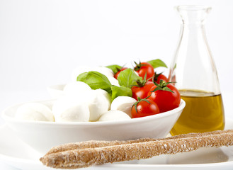 Cucina mediterranea;mozzarella fresca,pomodori e grissini