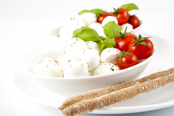 Mozzarelle ciliegine con pomodorini,basilico e grissini