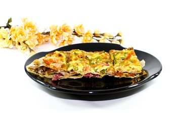 Frische Pizza mit Fleisch und Gemüse