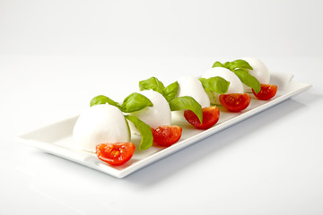 Gustosa insalata di mozzarelle fresche,pomodorini e basilico