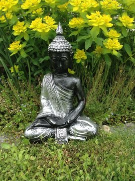 buddha figur im garten