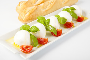 Mozzarelle fresche con pomodori e basilico