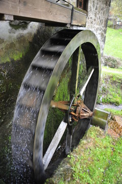 Traditional water wheel