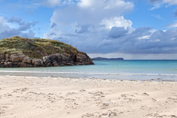 Fototapeta na wymiar Piaszczysta plaża wzdłuż wybrzeża Donegal