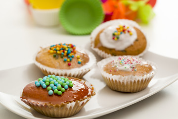 Bunte Dekoration auf Muffins