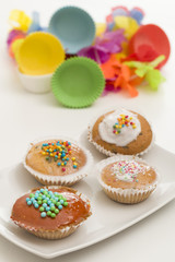 Muffins mit Dekoration und bunte Formen
