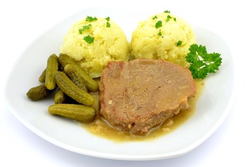 wołowina duszona z ziemniakami i ogórkiem